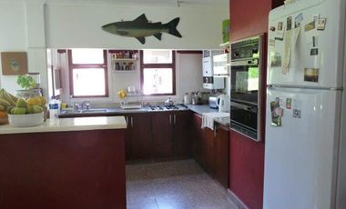 Casa en venta  City Bell amplio parque pileta 4 dormitorios