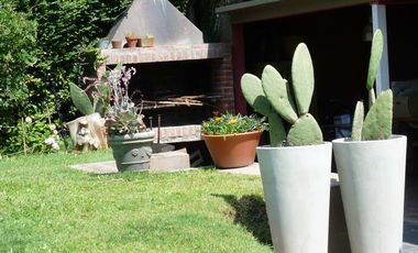 Casa en venta  City Bell amplio parque pileta 4 dormitorios