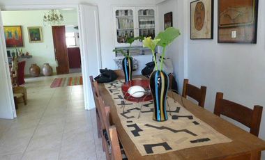 Casa en venta  City Bell amplio parque pileta 4 dormitorios