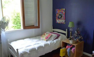 Casa en venta  City Bell amplio parque pileta 4 dormitorios