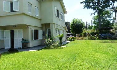 Casa en venta  City Bell amplio parque pileta 4 dormitorios