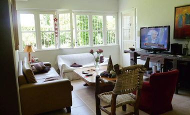 Casa en venta  City Bell amplio parque pileta 4 dormitorios