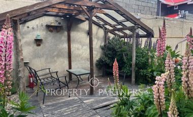 Casa en venta a pasos del Cerro de Cruz, incluye 3 departamentos para arriendo, Punta Arenas.