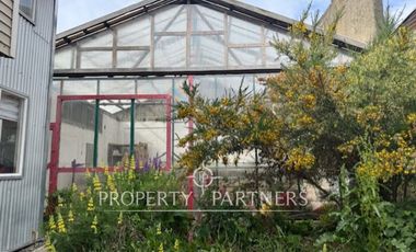 Casa en venta a pasos del Cerro de Cruz, incluye 3 departamentos para arriendo, Punta Arenas.