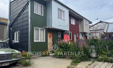 Casa en venta a pasos del Cerro de Cruz, incluye 3 departamentos para arriendo, Punta Arenas.