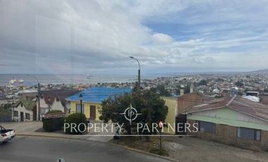 Casa en venta a pasos del Cerro de Cruz, incluye 3 departamentos para arriendo, Punta Arenas.
