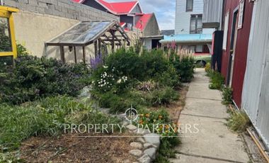 Casa en venta a pasos del Cerro de Cruz, incluye 3 departamentos para arriendo, Punta Arenas.