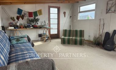 Casa en venta a pasos del Cerro de Cruz, incluye 3 departamentos para arriendo, Punta Arenas.