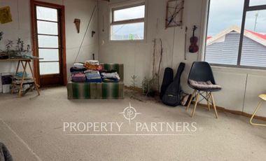 Casa en venta a pasos del Cerro de Cruz, incluye 3 departamentos para arriendo, Punta Arenas.