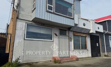 Casa en venta a pasos del Cerro de Cruz, incluye 3 departamentos para arriendo, Punta Arenas.