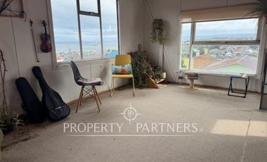 Casa en venta a pasos del Cerro de Cruz, incluye 3 departamentos para arriendo, Punta Arenas.