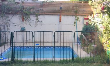 CASA CON 4 DORMITORIOS PISCINA Y QUINCHO REMODELADA