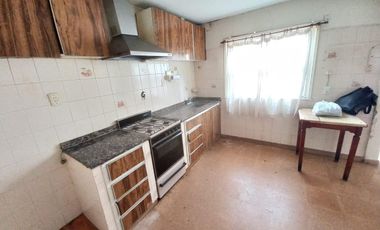 Alquiler comercial casa 4 ambientes sobre calle Alvear esquina Alberti