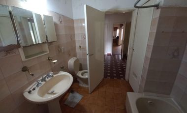 Alquiler comercial casa 4 ambientes sobre calle Alvear esquina Alberti