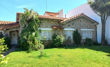 Alquiler comercial casa 4 ambientes sobre calle Alvear esquina Alberti