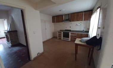 Alquiler comercial casa 4 ambientes sobre calle Alvear esquina Alberti