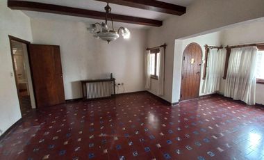 Alquiler comercial casa 4 ambientes sobre calle Alvear esquina Alberti