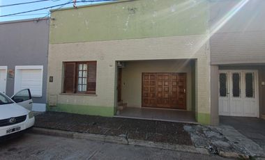 Casa céntrica en  venta ubicada en calle L. n. Palama casi Roca
