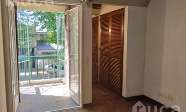 Casa de tres ambientes, en alquiler, en Martínez