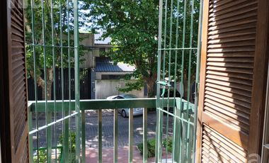 Casa de tres ambientes, en alquiler, en Martínez