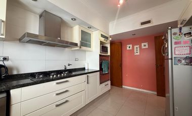 Venta: Departamento de 3/4 dormitorios con cochera y balcón aterrazado. Vista despejada a Bv. Oroño.