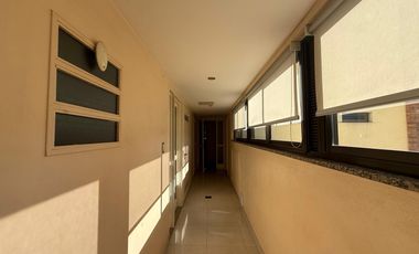 Venta: Departamento de 3/4 dormitorios con cochera y balcón aterrazado. Vista despejada a Bv. Oroño.