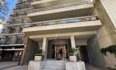 Venta: Departamento de 3/4 dormitorios con cochera y balcón aterrazado. Vista despejada a Bv. Oroño.