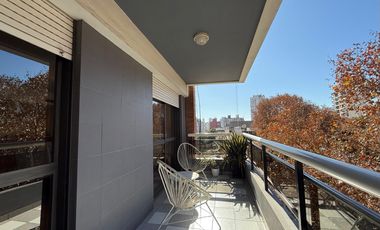 Venta: Departamento de 3/4 dormitorios con cochera y balcón aterrazado. Vista despejada a Bv. Oroño.