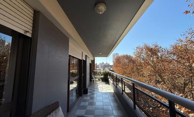 Venta: Departamento de 3/4 dormitorios con cochera y balcón aterrazado. Vista despejada a Bv. Oroño.