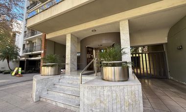 Venta: Departamento de 3/4 dormitorios con cochera y balcón aterrazado. Vista despejada a Bv. Oroño.