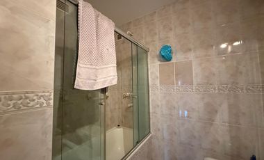 Venta: Departamento de 3/4 dormitorios con cochera y balcón aterrazado. Vista despejada a Bv. Oroño.