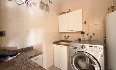 Venta: Departamento de 3/4 dormitorios con cochera y balcón aterrazado. Vista despejada a Bv. Oroño.