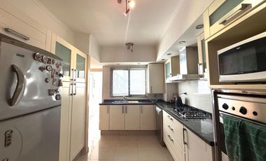Venta: Departamento de 3/4 dormitorios con cochera y balcón aterrazado. Vista despejada a Bv. Oroño.