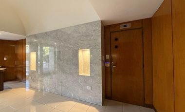 Venta: Departamento de 3/4 dormitorios con cochera y balcón aterrazado. Vista despejada a Bv. Oroño.