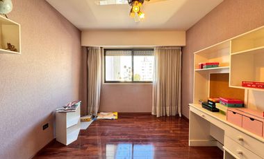 Venta: Departamento de 3/4 dormitorios con cochera y balcón aterrazado. Vista despejada a Bv. Oroño.