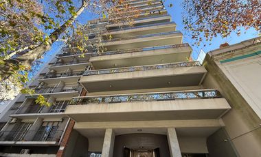 Venta: Departamento de 3/4 dormitorios con cochera y balcón aterrazado. Vista despejada a Bv. Oroño.