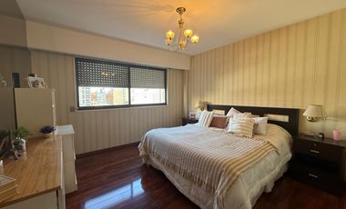 Venta: Departamento de 3/4 dormitorios con cochera y balcón aterrazado. Vista despejada a Bv. Oroño.