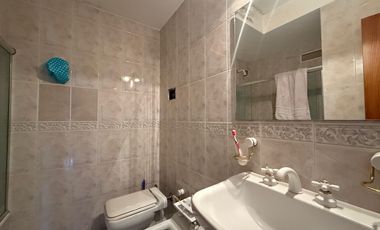 Venta: Departamento de 3/4 dormitorios con cochera y balcón aterrazado. Vista despejada a Bv. Oroño.