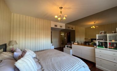 Venta: Departamento de 3/4 dormitorios con cochera y balcón aterrazado. Vista despejada a Bv. Oroño.