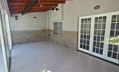 Moderna casa en Granadero Baigorria, Barrio Los Naranjos