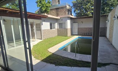 Moderna casa en Granadero Baigorria, Barrio Los Naranjos