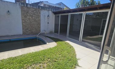 Moderna casa en Granadero Baigorria, Barrio Los Naranjos