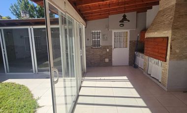 Moderna casa en Granadero Baigorria, Barrio Los Naranjos