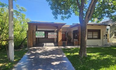 Moderna casa en Granadero Baigorria, Barrio Los Naranjos