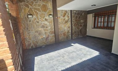 Moderna casa en Granadero Baigorria, Barrio Los Naranjos