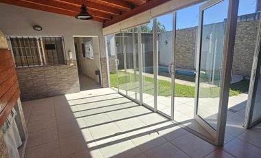 Moderna casa en Granadero Baigorria, Barrio Los Naranjos