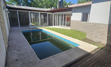 Moderna casa en Granadero Baigorria, Barrio Los Naranjos