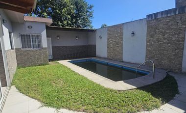 Moderna casa en Granadero Baigorria, Barrio Los Naranjos