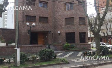 Piso de 240m2 sobre calle OCANTOS 92 -  Centro de  Monte Grande