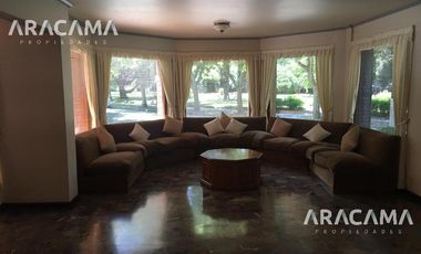 Piso de 240m2 sobre calle OCANTOS 92 -  Centro de  Monte Grande